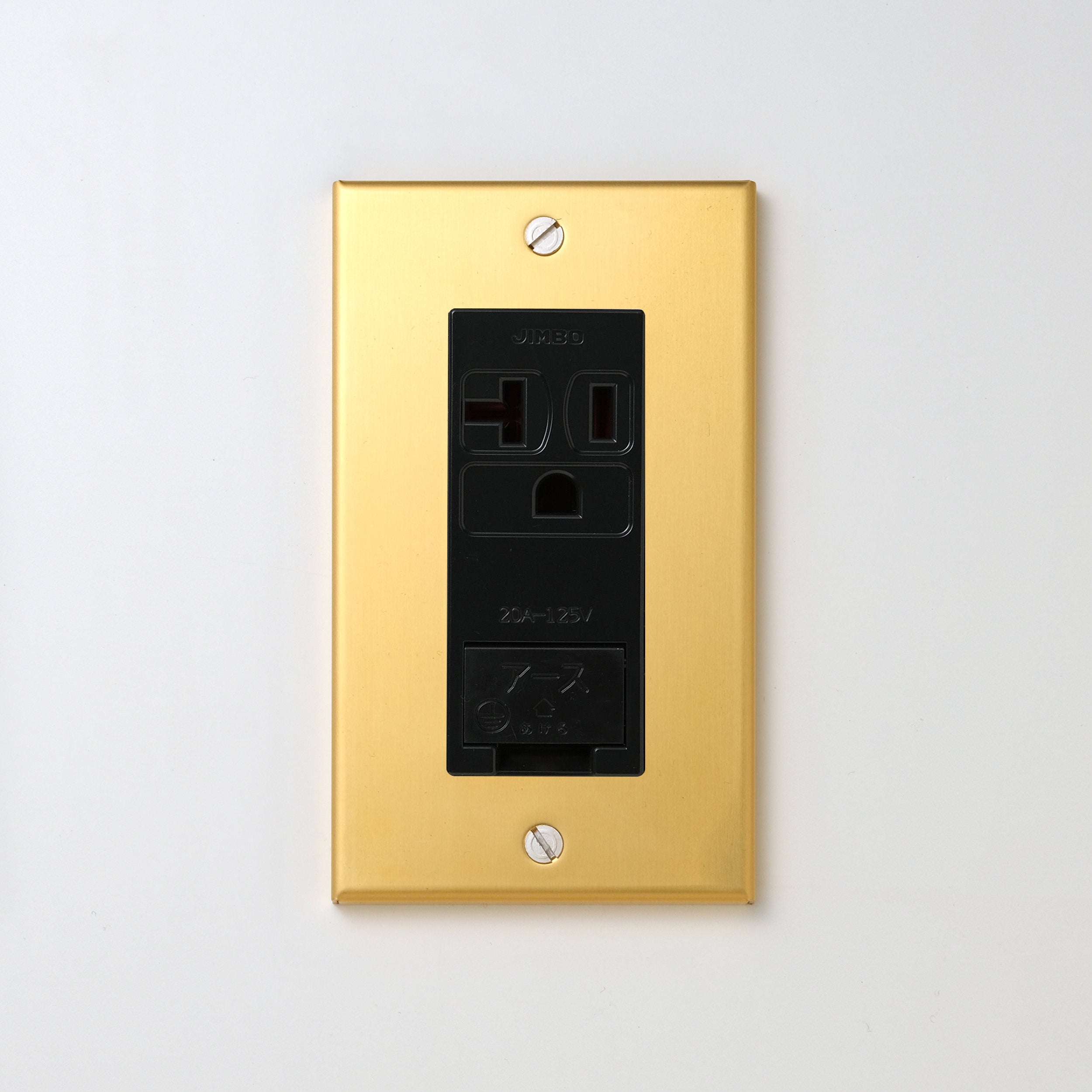 真鍮（素地） プレート <br>+ NK 埋込アースターミナル付接地15A、20Aコンセント 125V　ブラック