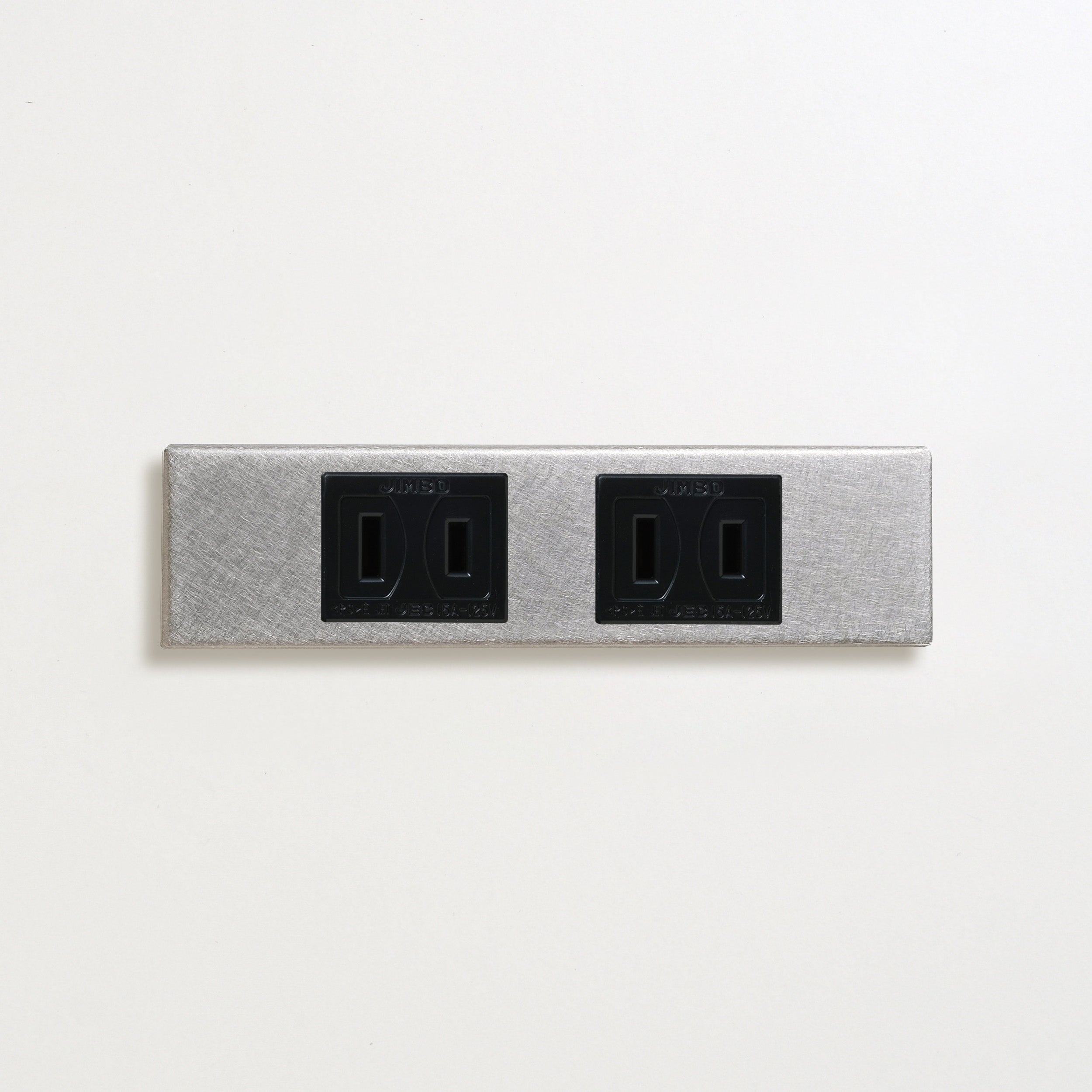 ステンレス（バイブレーション）家具用プレート<br>+ NK 埋込コンセント ブラック ×２