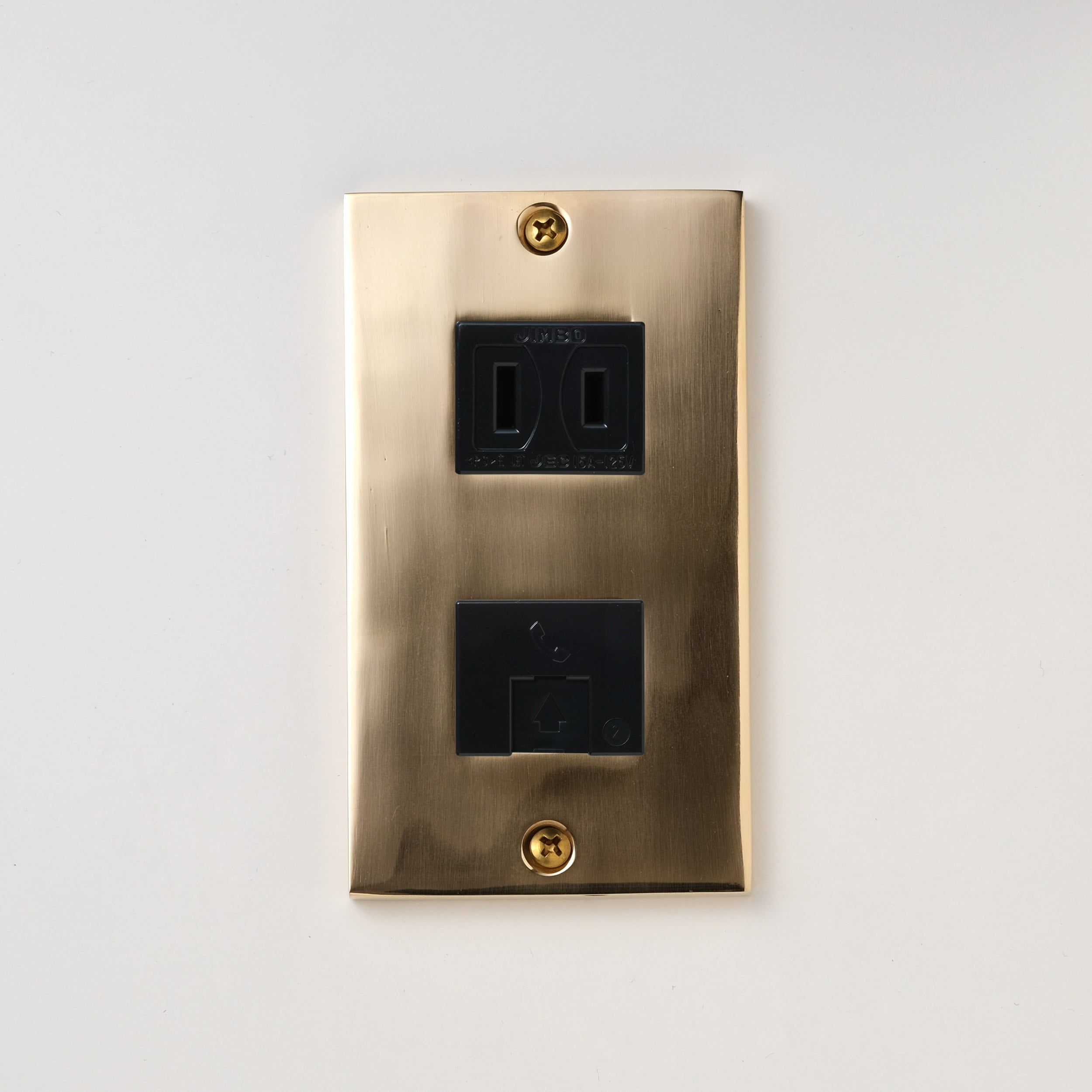 真鍮砂型鋳造（磨き）プレート<br>+ NK 埋込モジュラジャック6極2心 ブラック <br>+ NK 埋込コンセント ブラック