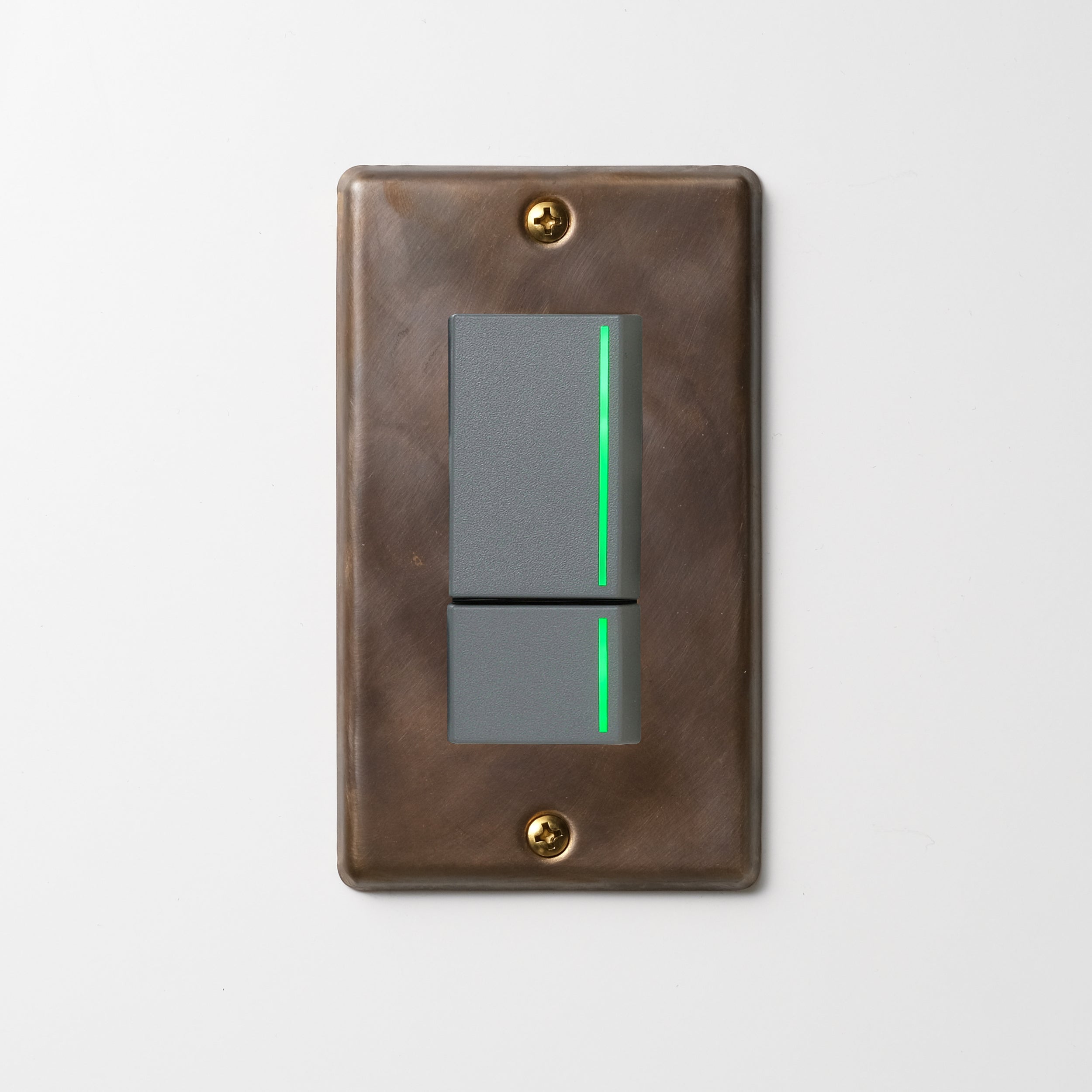 真鍮（燻し） プレート <br>+ NK 片切、3路ガイドランプ（グリーン）スイッチダブル（上段大）  グレー