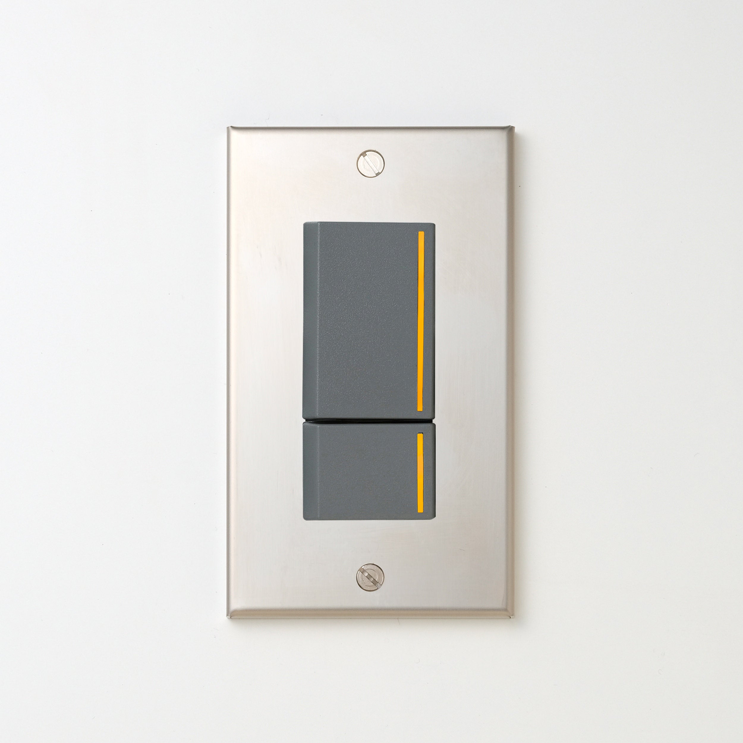 ステンレス素地 プレート <br>+ NK 片切、3路チェックランプ（オレンジ）スイッチダブル（上段大）  グレー