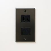 ステンレス（マットブラック）プレート<br>+ NK 埋込モジュラジャック6極2心 ブラック <br>+ NK 埋込コンセント ブラック