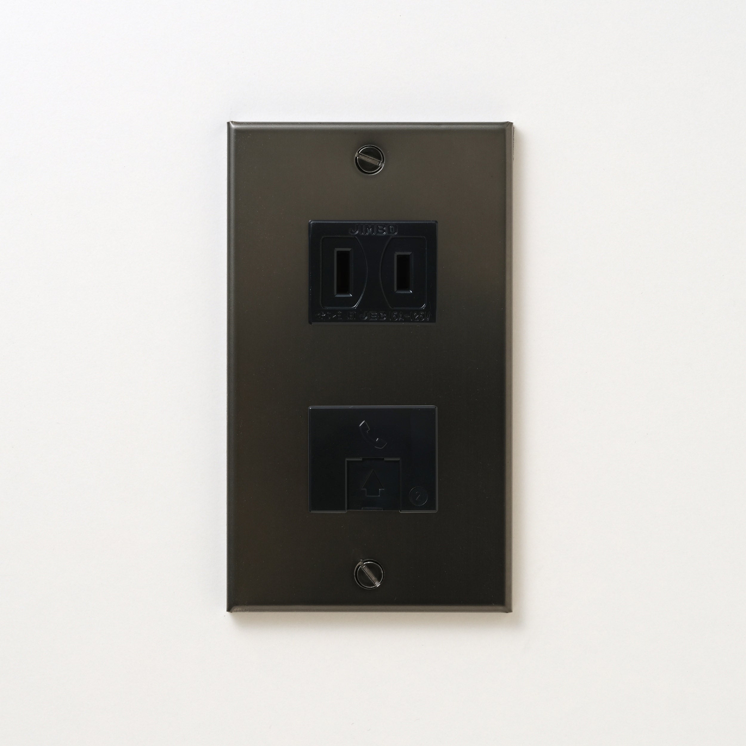 ステンレス（マットブラック）プレート<br>+ NK 埋込モジュラジャック6極2心 ブラック <br>+ NK 埋込コンセント ブラック