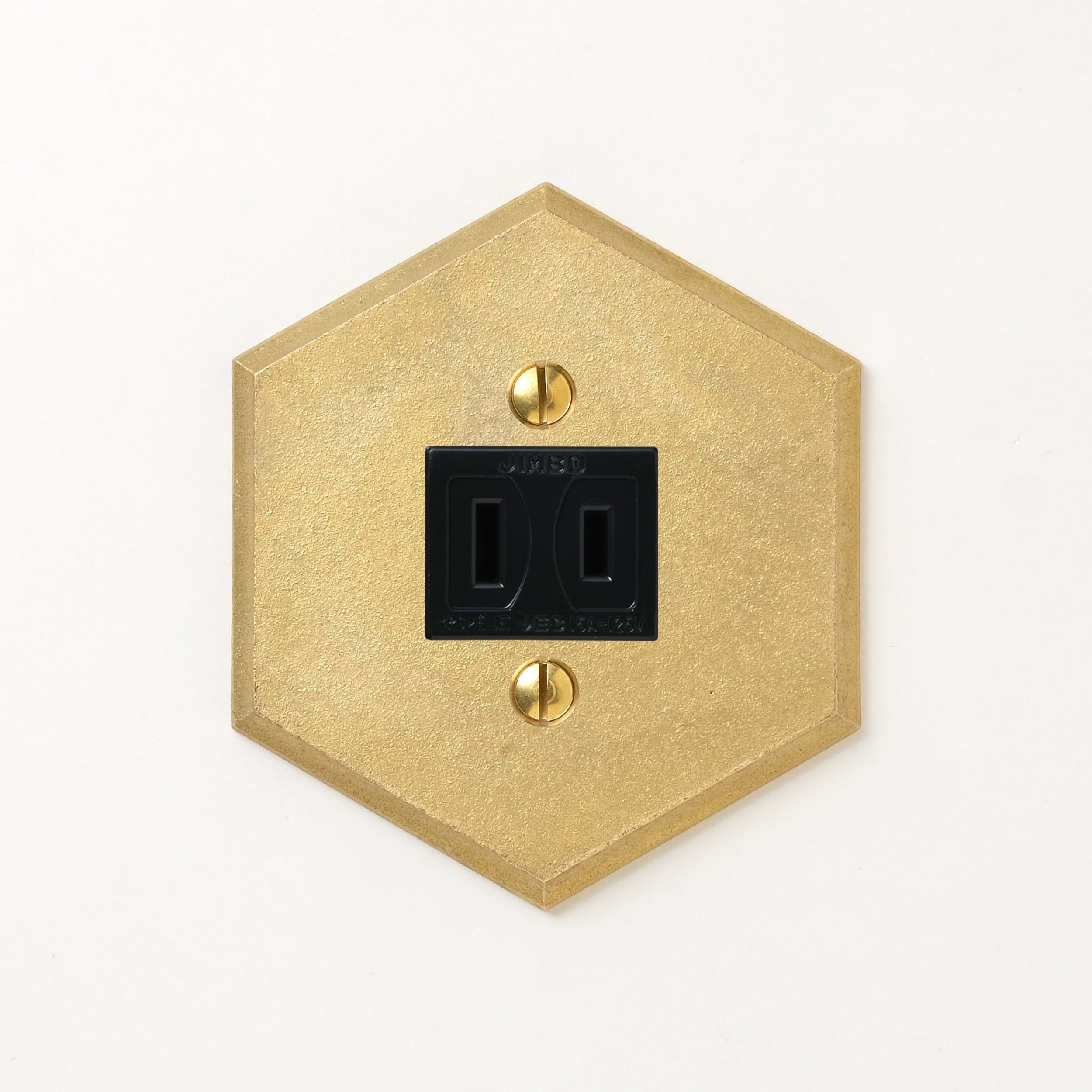 真鍮鋳造プレート（鋳肌） 半連１口用 六角 <br>+ NK 埋込コンセント ブラック