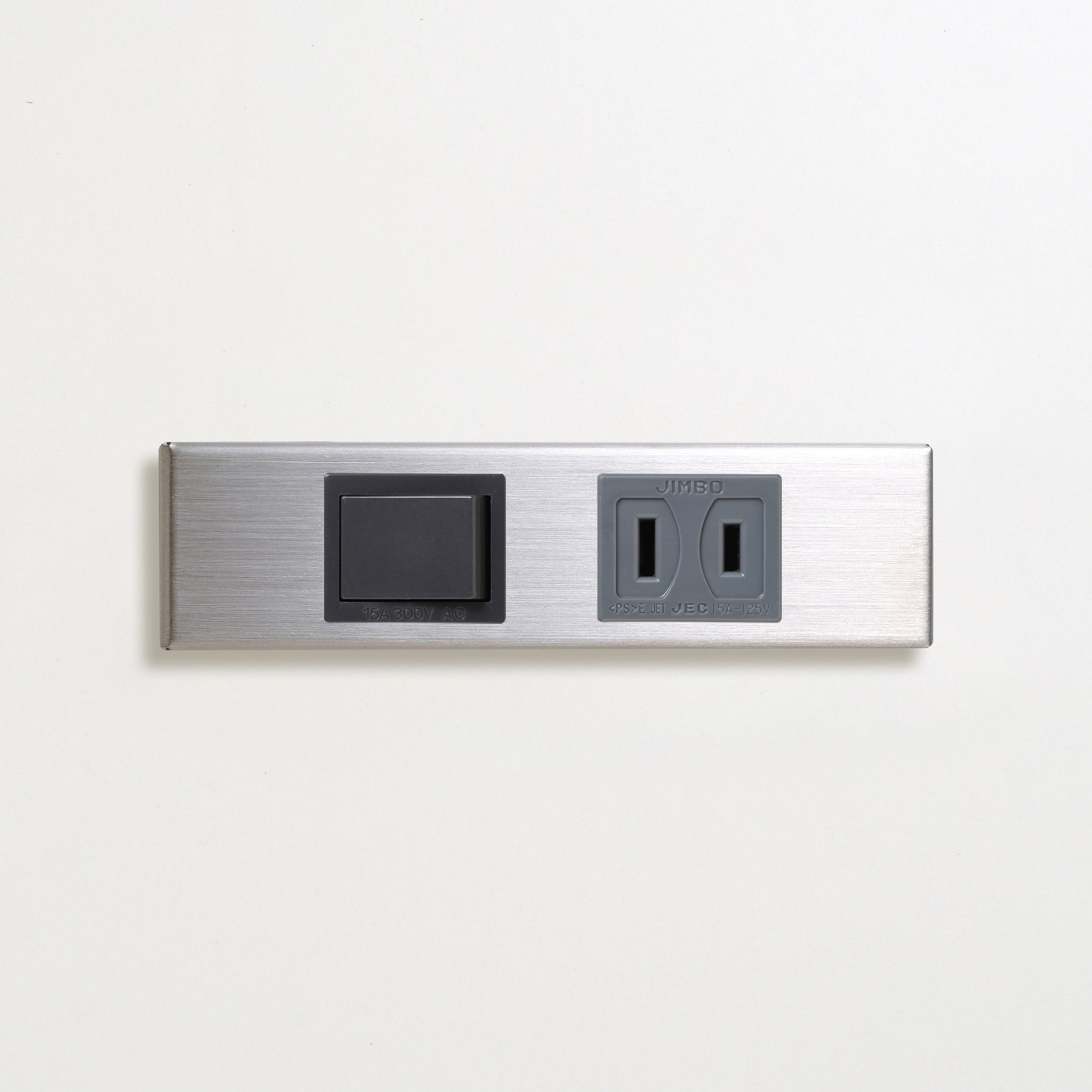 ステンレス（ヘアライン） 家具用プレート<br>+ パナソニック 埋込スイッチ シングル グレー <br>+ NK 埋込コンセント グレー