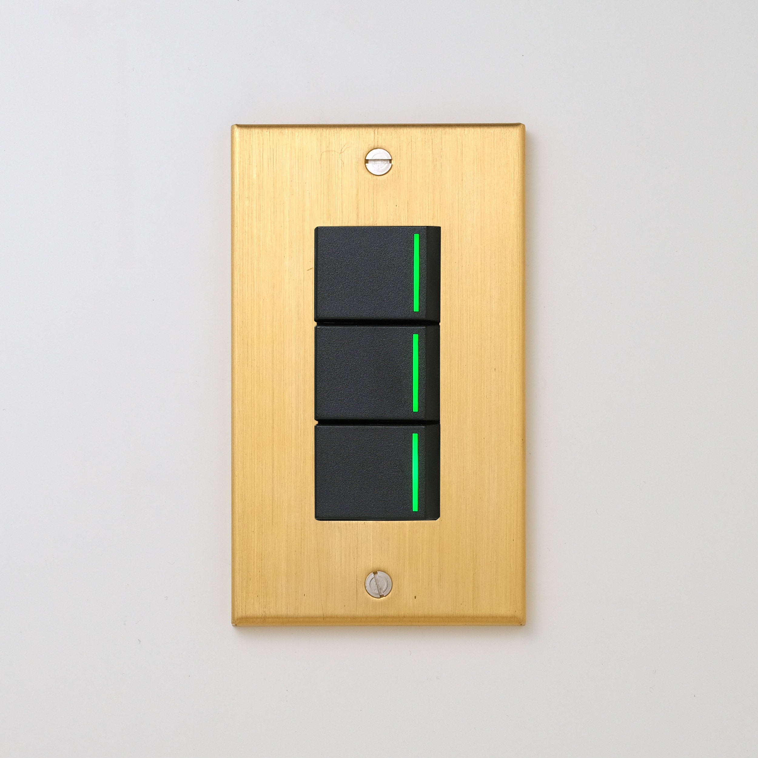 真鍮（ヘアライン） プレート <br>+ NK 片切、3路ガイドランプ（グリーン）スイッチトリプル  ブラック