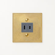 真鍮鋳造プレート（鋳肌） 半連１口用 四角 <br>+ NK 埋込コンセント グレー