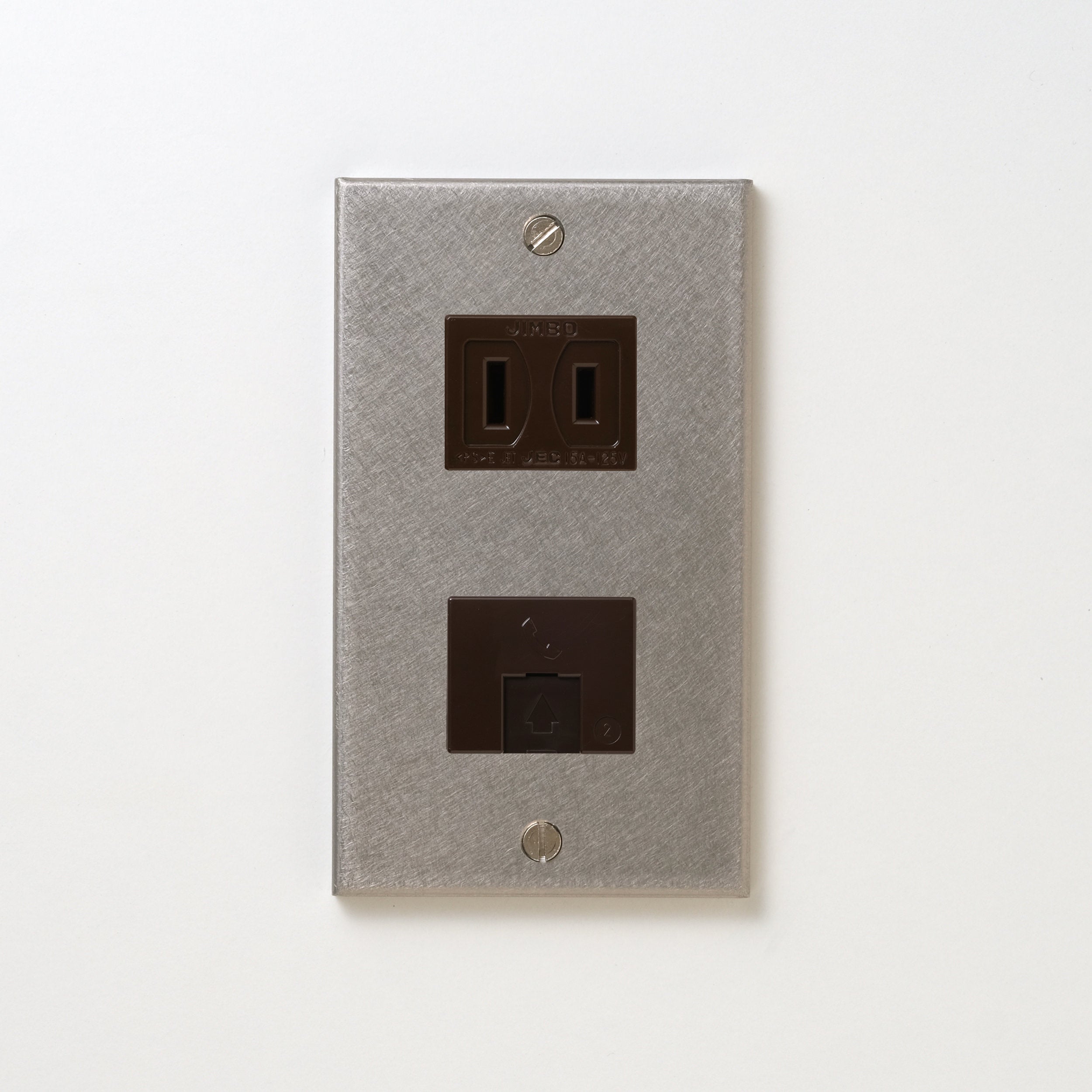 ステンレス（バイブレーション）プレート<br>+ NK 埋込モジュラジャック6極2心 チョコ <br>+ NK 埋込コンセント チョコ