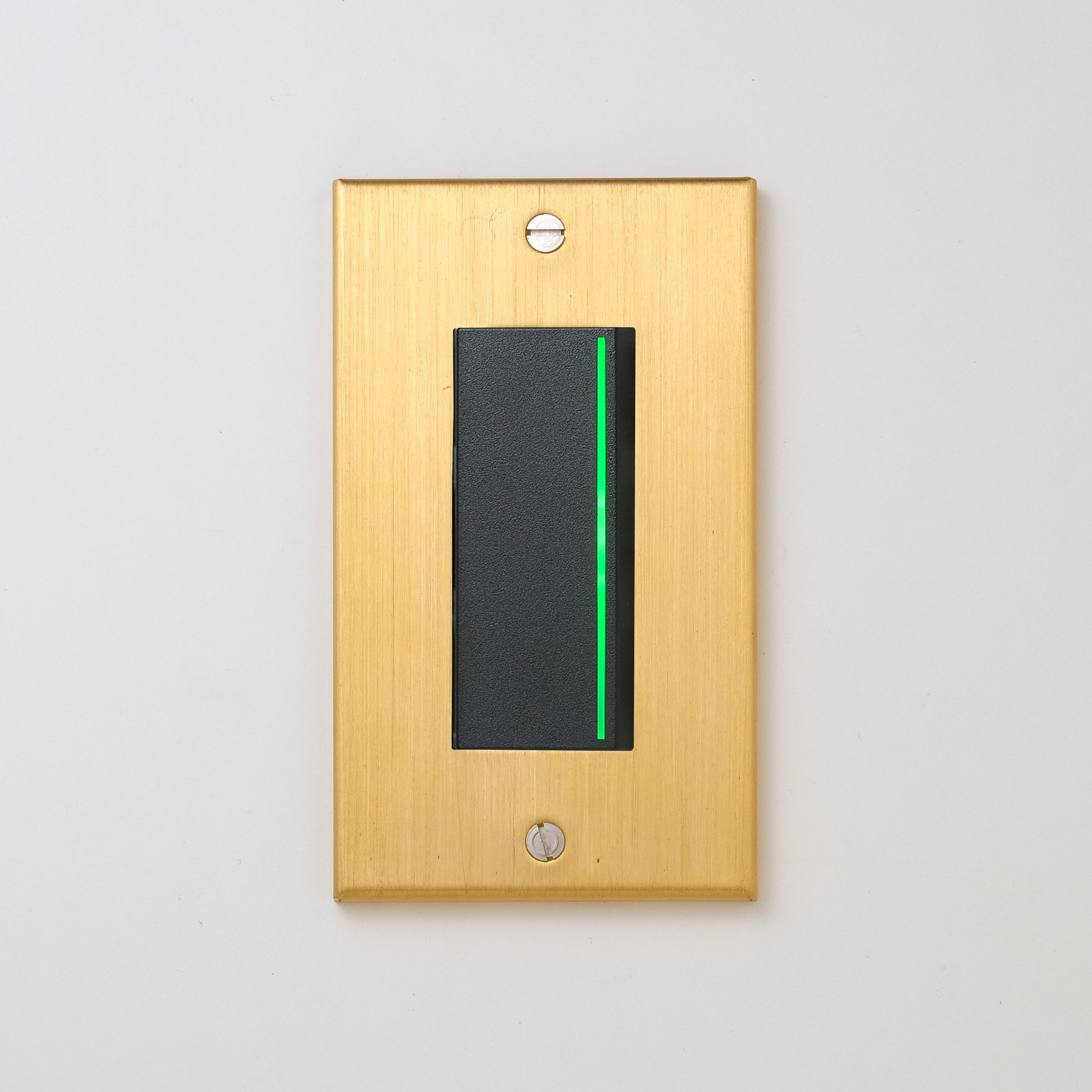 真鍮（ヘアライン） プレート <br>+ NK 片切、3路ガイドランプ（グリーン）付スイッチシングル  ブラック