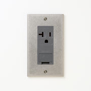 ステンレス（バイブレーション）プレート <br>+ NK 埋込アースターミナル付接地15A、20Aコンセント 125V　グレー