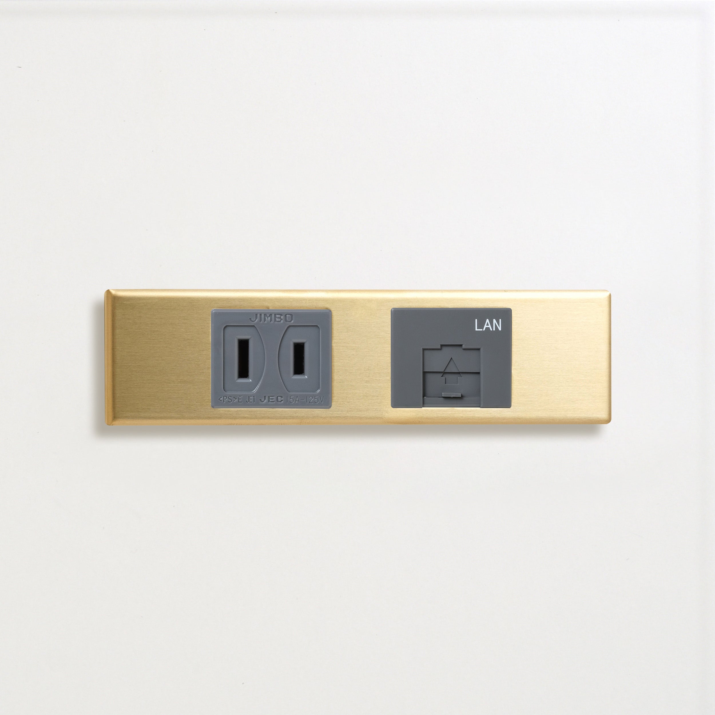 真鍮（素地） 家具用プレート<br>+ NK 埋込コンセント グレー <br>+ NK 埋込モジュラジャック8極8心 グレー