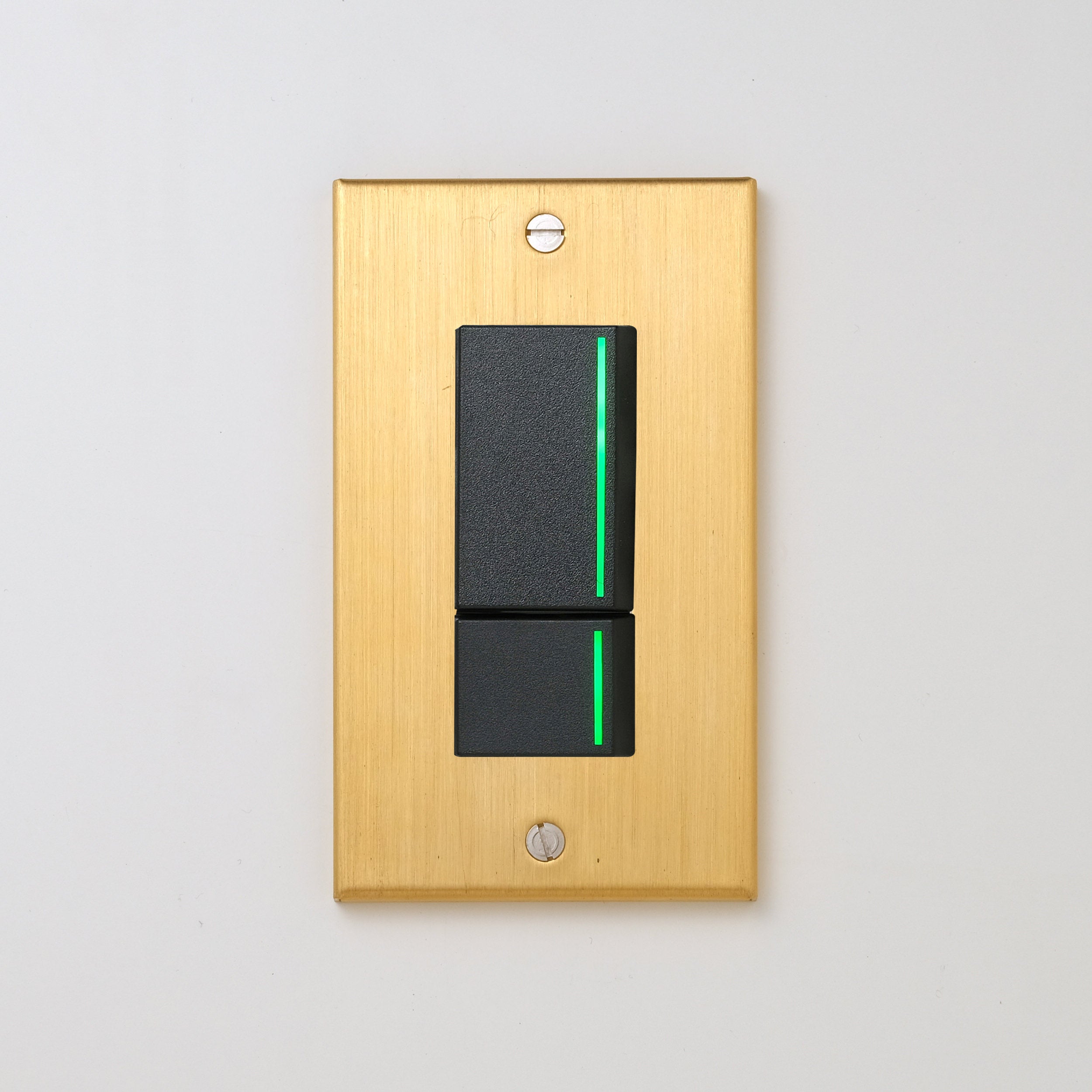 真鍮（ヘアライン） プレート <br>+ NK 片切、3路ガイドランプ（グリーン）スイッチダブル（上段大）  ブラック