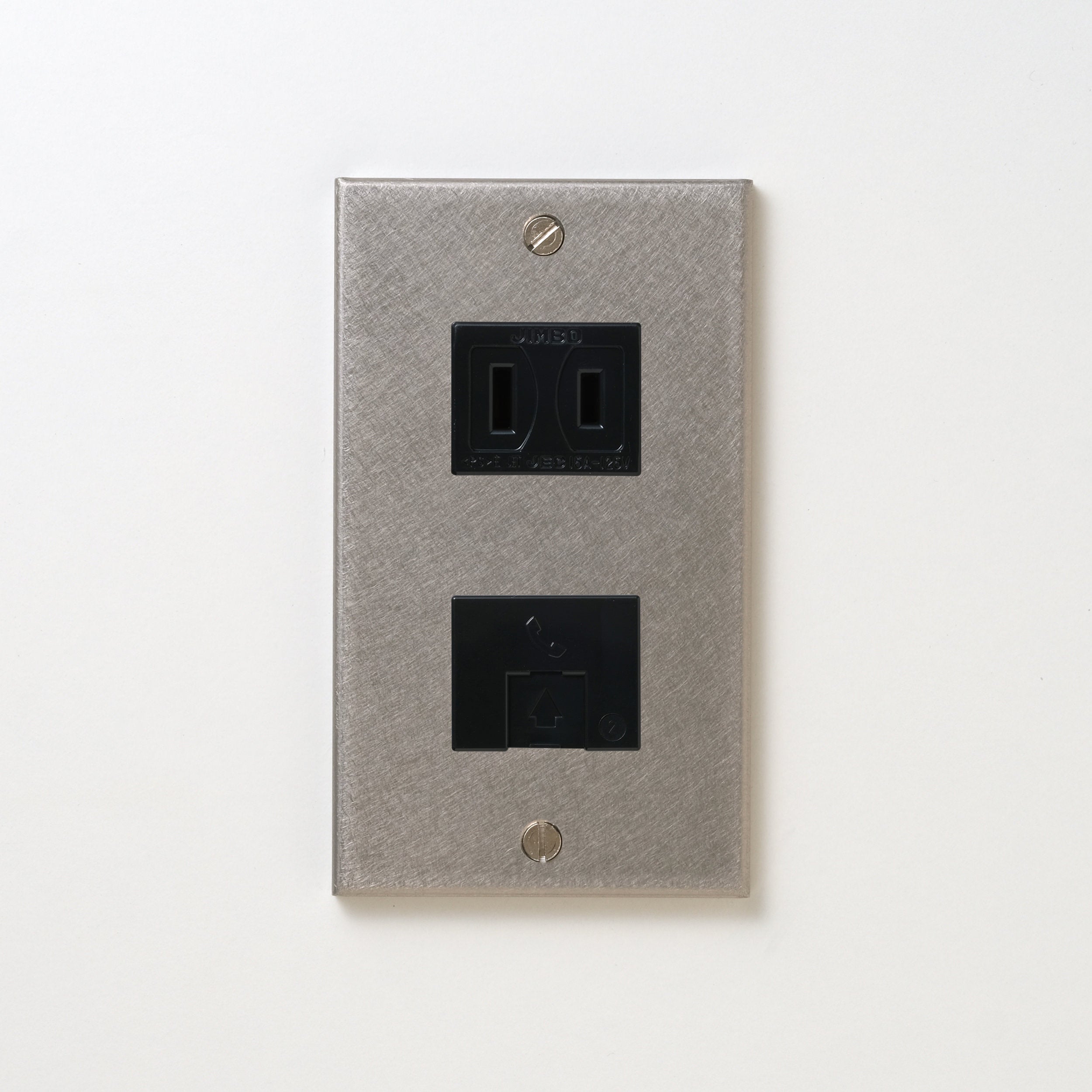 ステンレス（バイブレーション）プレート<br>+ NK 埋込モジュラジャック6極2心 ブラック <br>+ NK 埋込コンセント ブラック