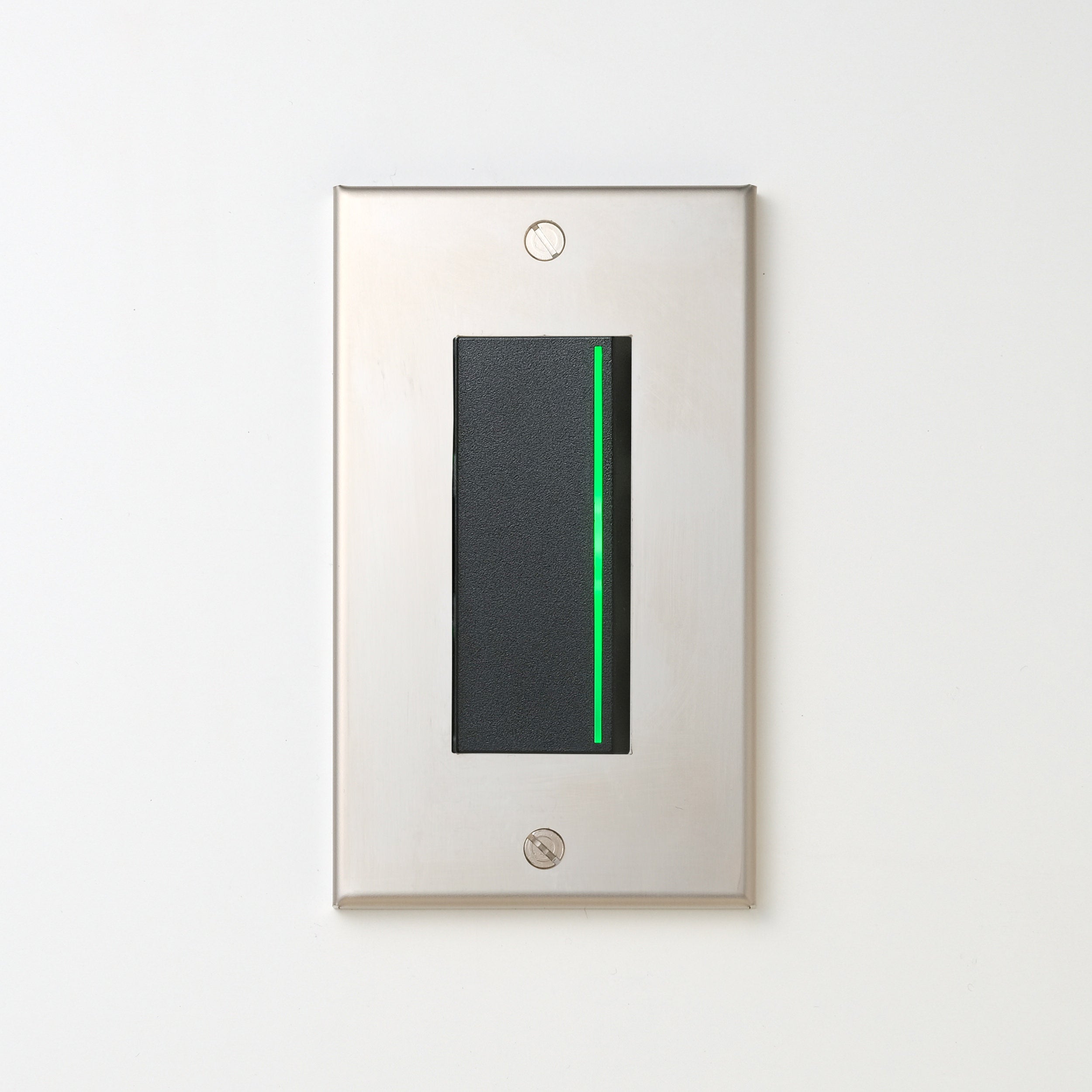 ステンレス（素地） プレート <br>+ NK 片切、3路ガイドランプ（グリーン）付スイッチシングル  ブラック