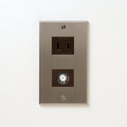 ステンレス（ヘアライン） プレート<br>+ NK 新4K8K衛星放送対応 埋込小型高シールドテレビ端子 チョコ <br>+ NK 埋込コンセント チョコ