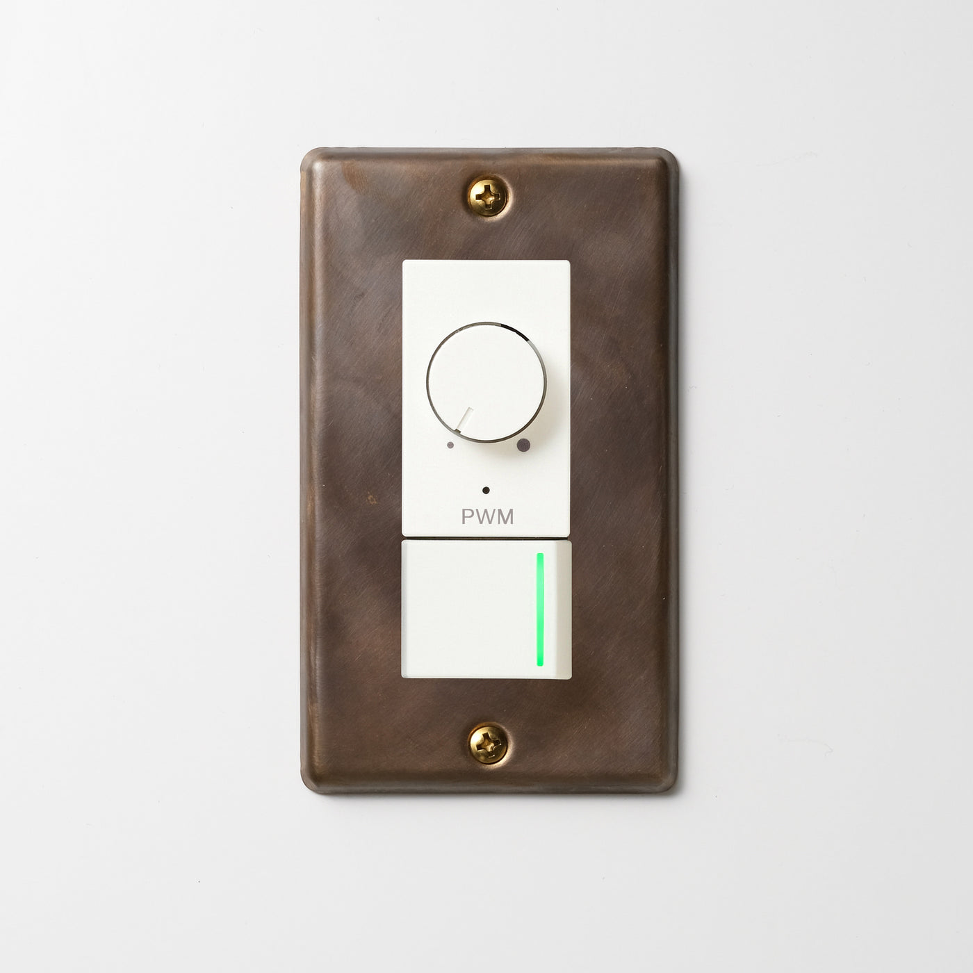 真鍮（燻し） プレート <br>+ NK PWM制御方式(1ch)ライトコントロール＋片切、3路ガイドランプ（グリーン）スイッチ　 ホワイト