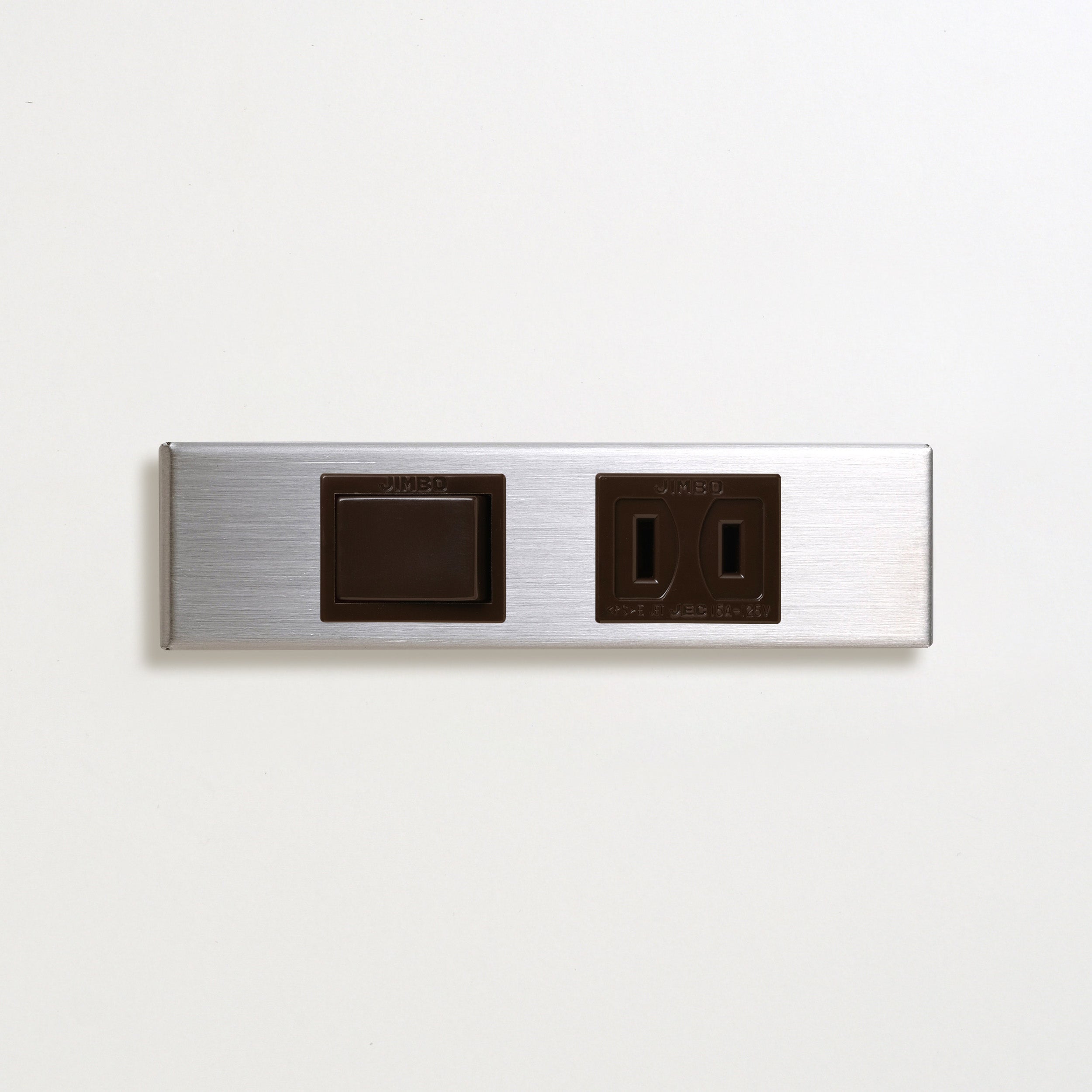 ステンレス（ヘアライン） 家具用プレート<br>+ NK対応 埋込スイッチ シングル チョコ <br>+ NK 埋込コンセント チョコ