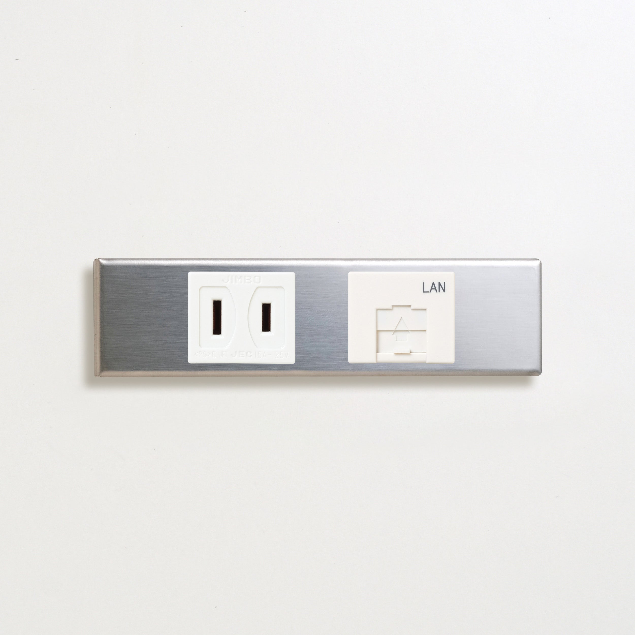 ステンレス（素地） 家具用プレート<br>+ NK 埋込コンセント ホワイト <br>+ NK 埋込モジュラジャック8極8心 ホワイト