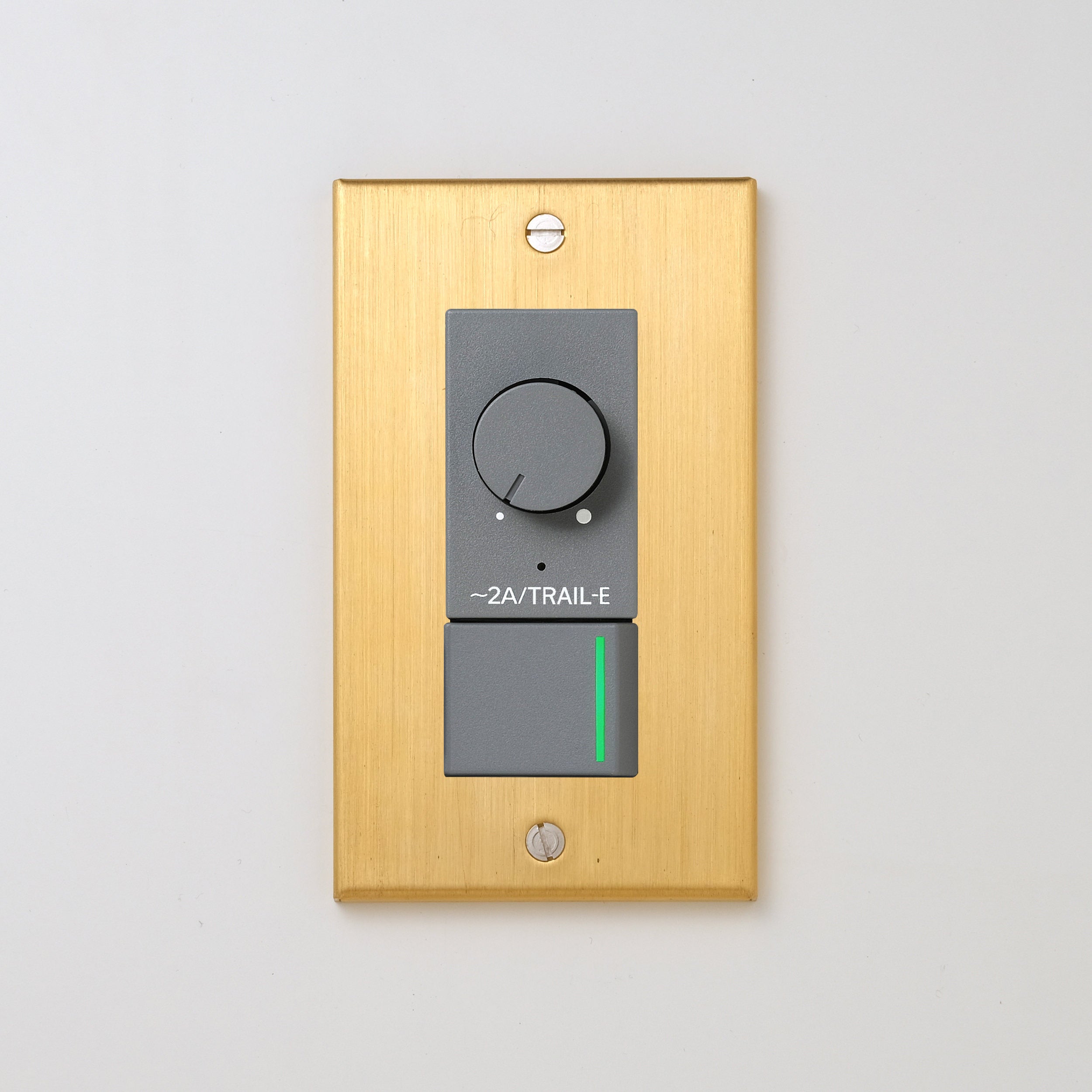 真鍮（ヘアライン） プレート <br>+ NK 逆位相制御方式ライトコントロール＋片切、3路ガイドランプ（グリーン）スイッチ　 グレー