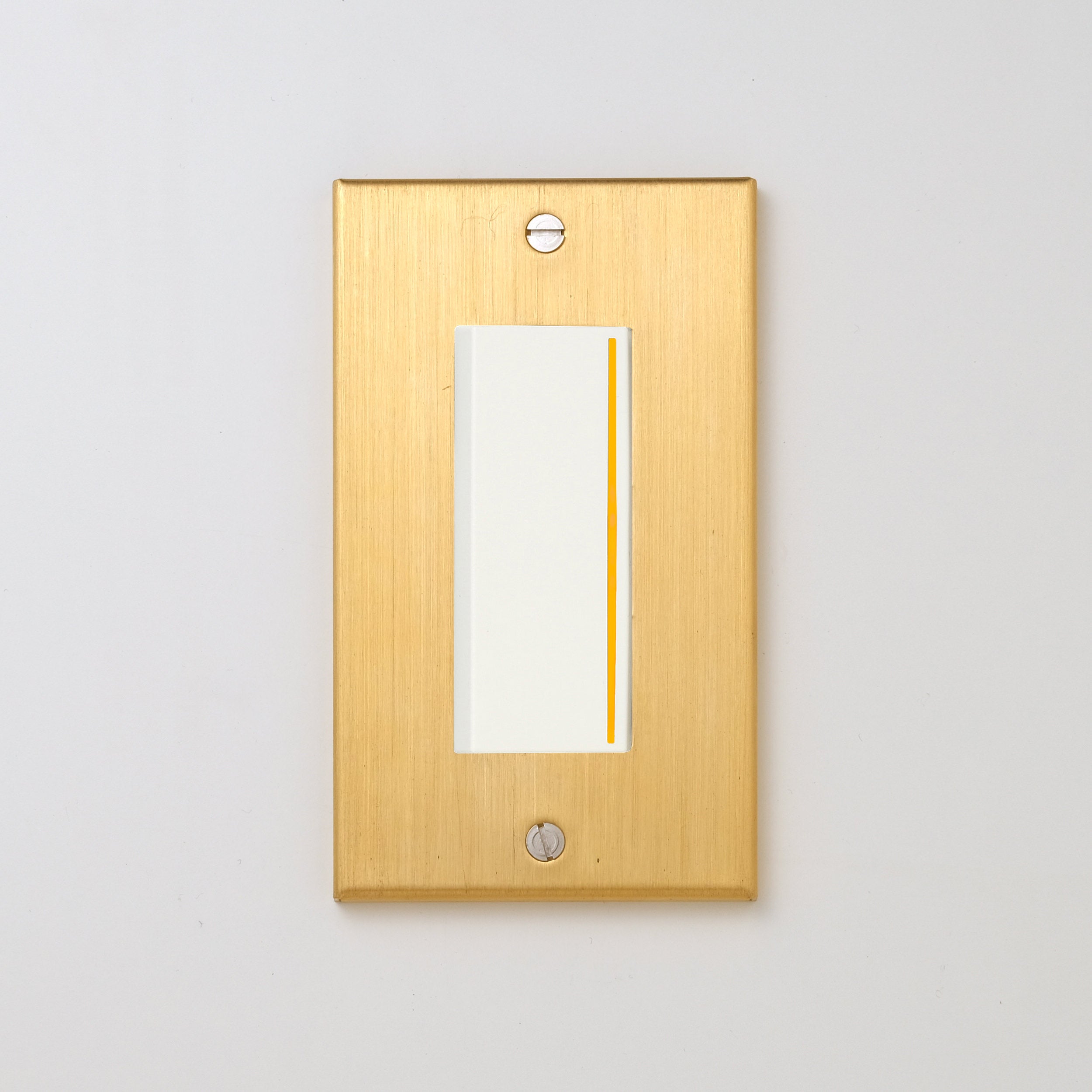 真鍮（ヘアライン） プレート <br>+ NK 片切、3路チェックランプ（オレンジ）付スイッチシングル  ホワイト