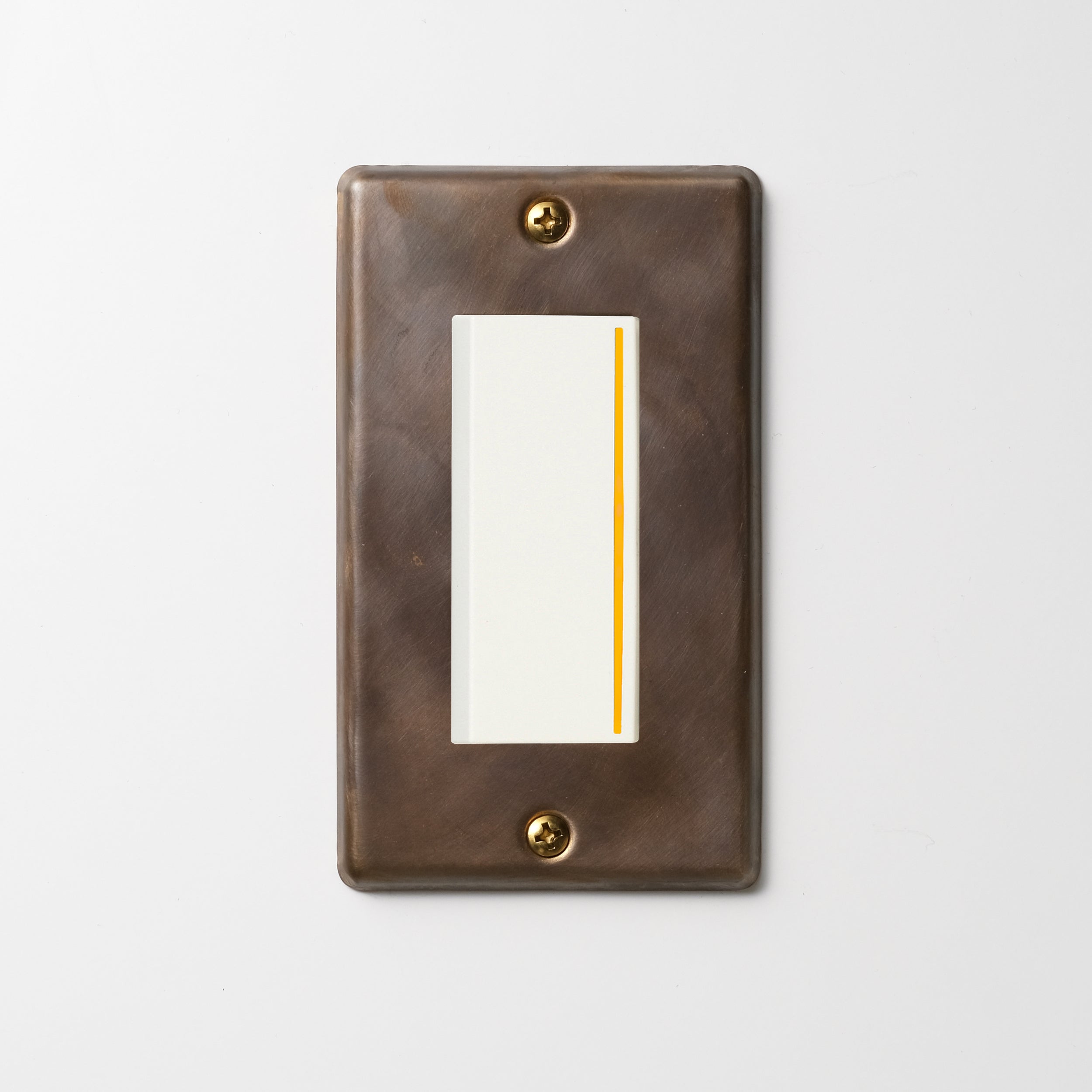 真鍮（燻し） プレート <br>+ NK 片切、3路チェックランプ（オレンジ）付スイッチシングル  ホワイト