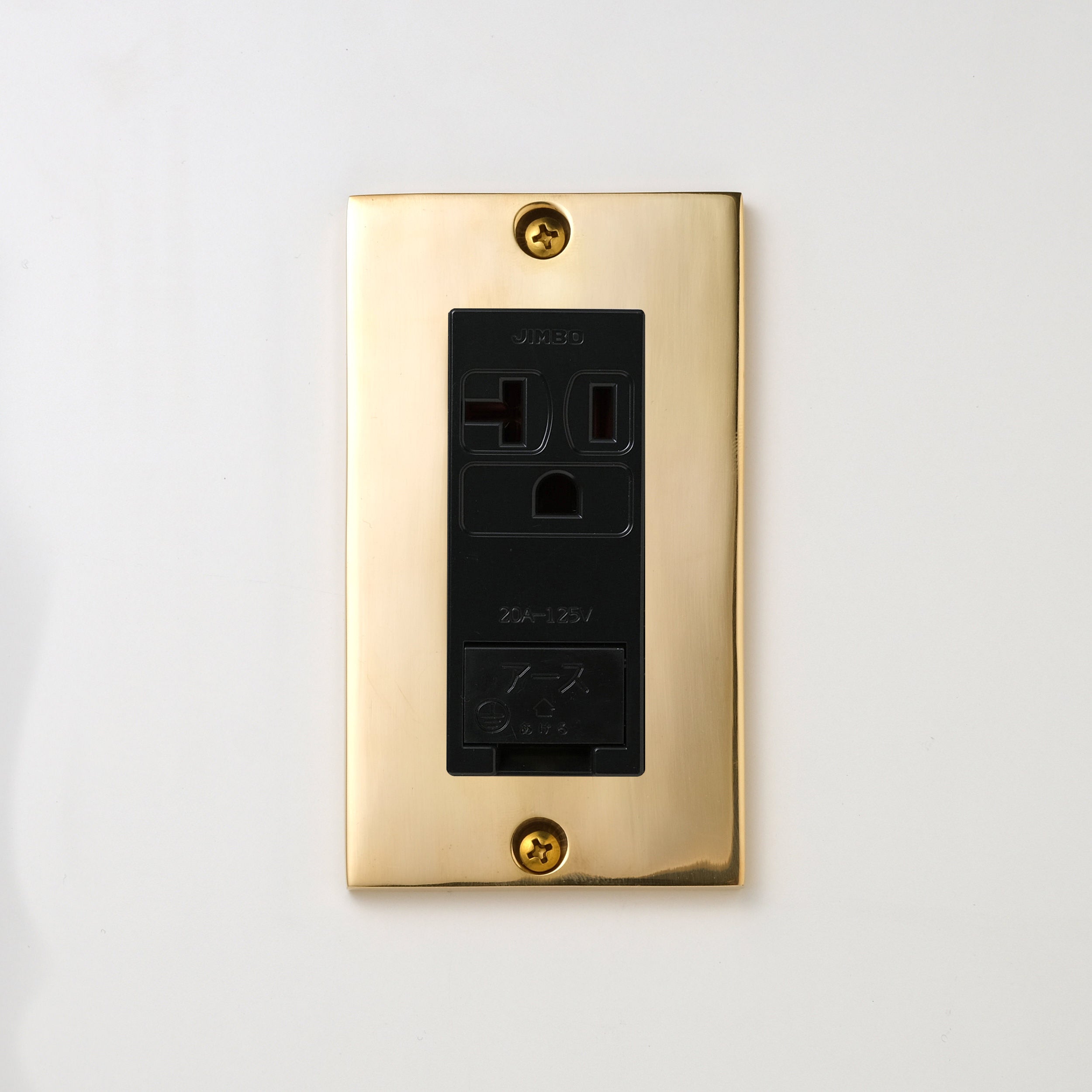 真鍮砂型鋳造（磨き）プレート <br>+ NK 埋込アースターミナル付接地15A、20Aコンセント 125V　ブラック