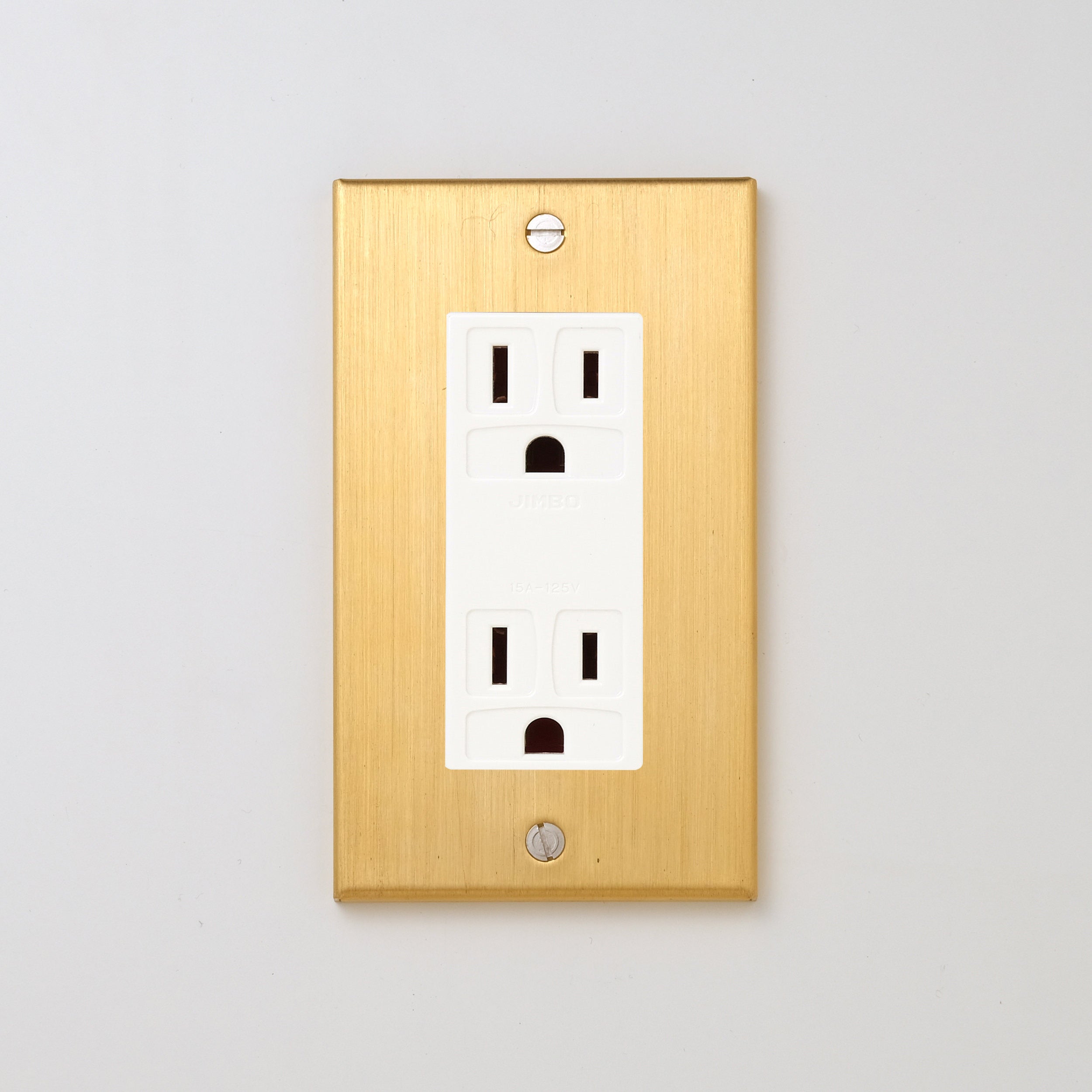 真鍮（ヘアライン） プレート <br>+ NK 埋込接地（アース）ダブルコンセント　ホワイト