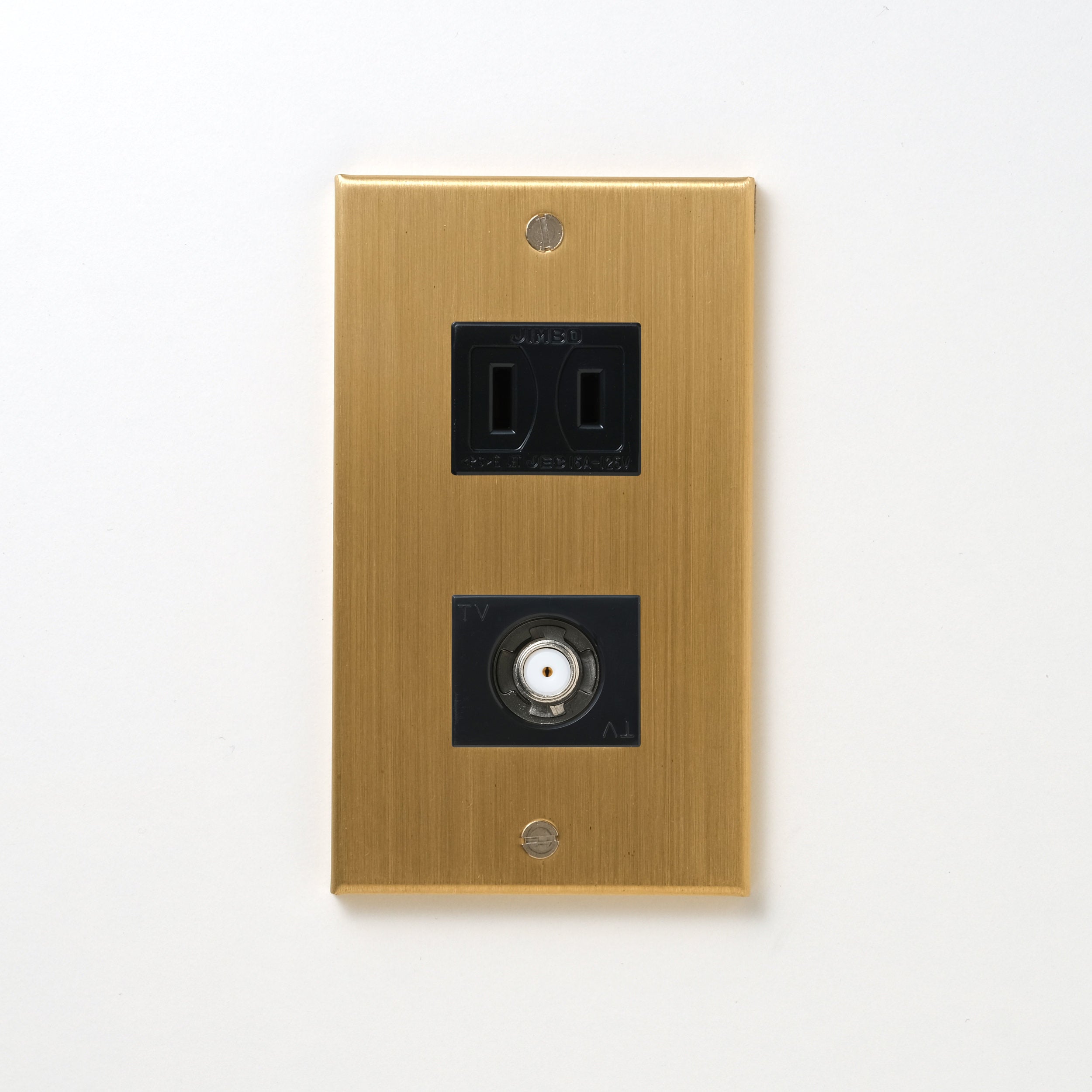 真鍮（ヘアライン） プレート<br>+ NK 新4K8K衛星放送対応 埋込小型高シールドテレビ端子 ブラック <br>+ NK 埋込コンセント ブラック