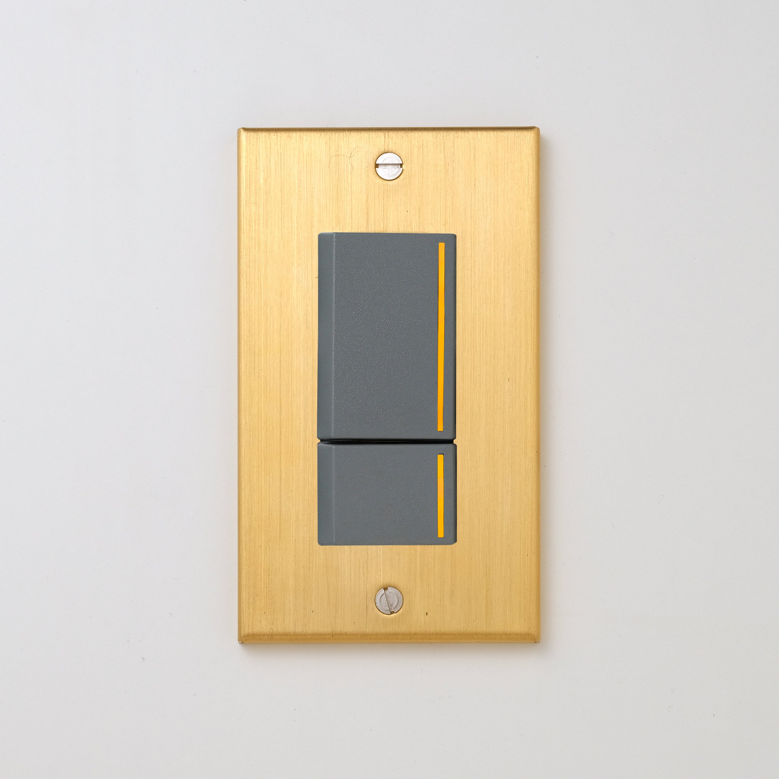 真鍮（ヘアライン） プレート <br>+ NK 片切、3路チェックランプ（オレンジ）スイッチダブル（上段大）  グレー