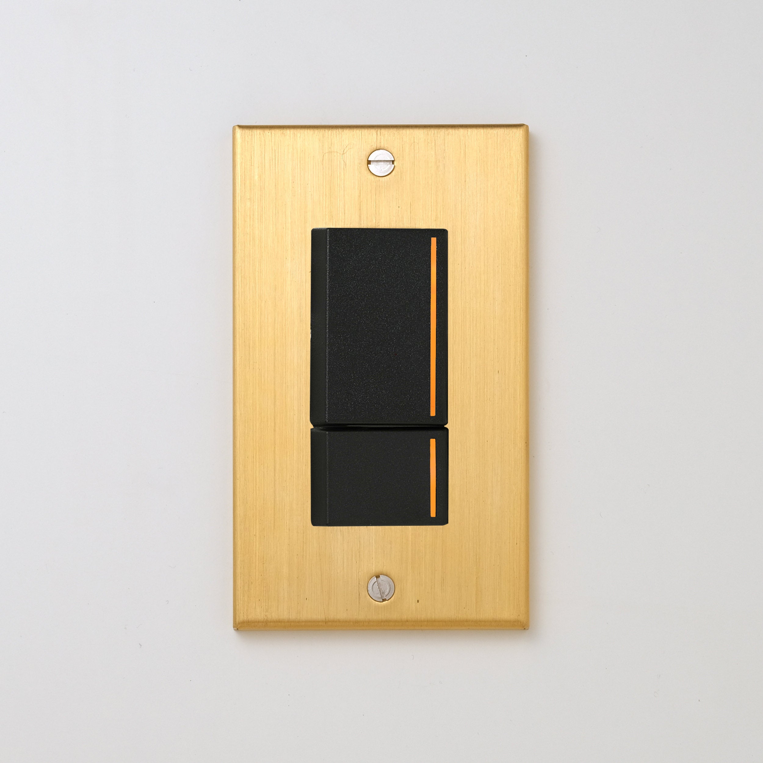 真鍮（ヘアライン） プレート <br>+ NK 片切、3路チェックランプ（オレンジ）スイッチダブル（上段大）  ブラック