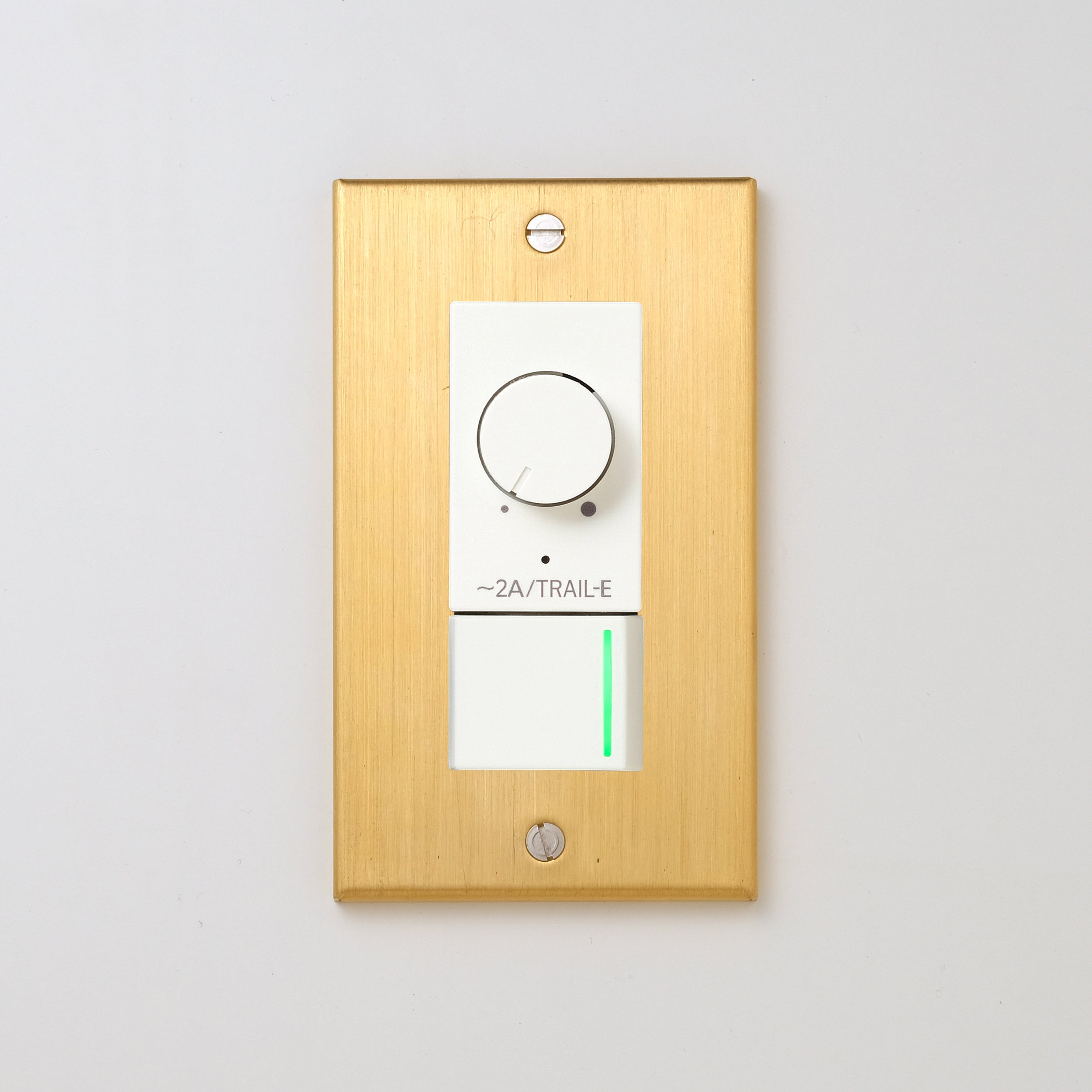 真鍮（ヘアライン） プレート <br>+ NK 逆位相制御方式ライトコントロール＋片切、3路ガイドランプ（グリーン）スイッチ　 ホワイト