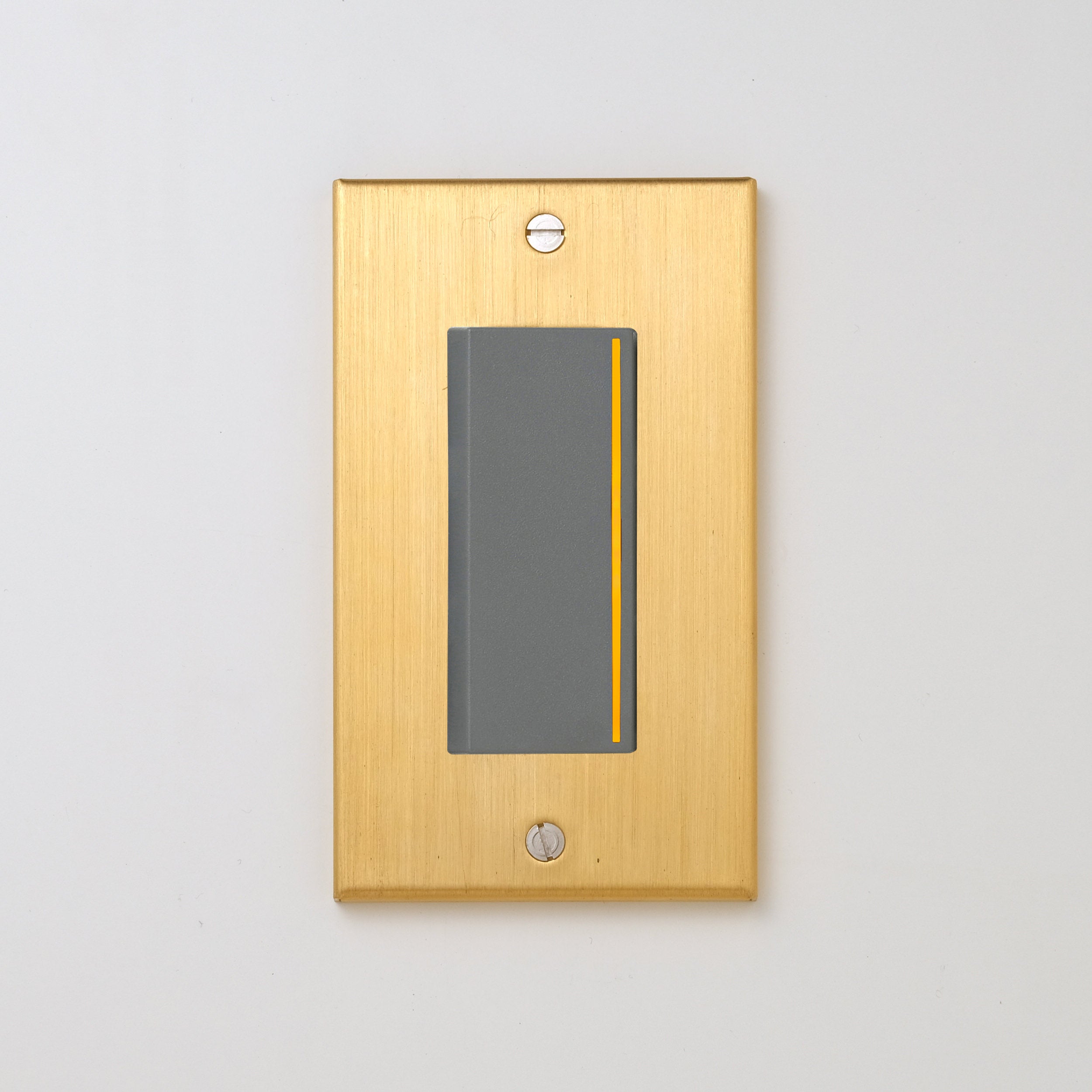 真鍮（ヘアライン） プレート <br>+ NK 片切、3路チェックランプ（オレンジ）付スイッチシングル  グレー