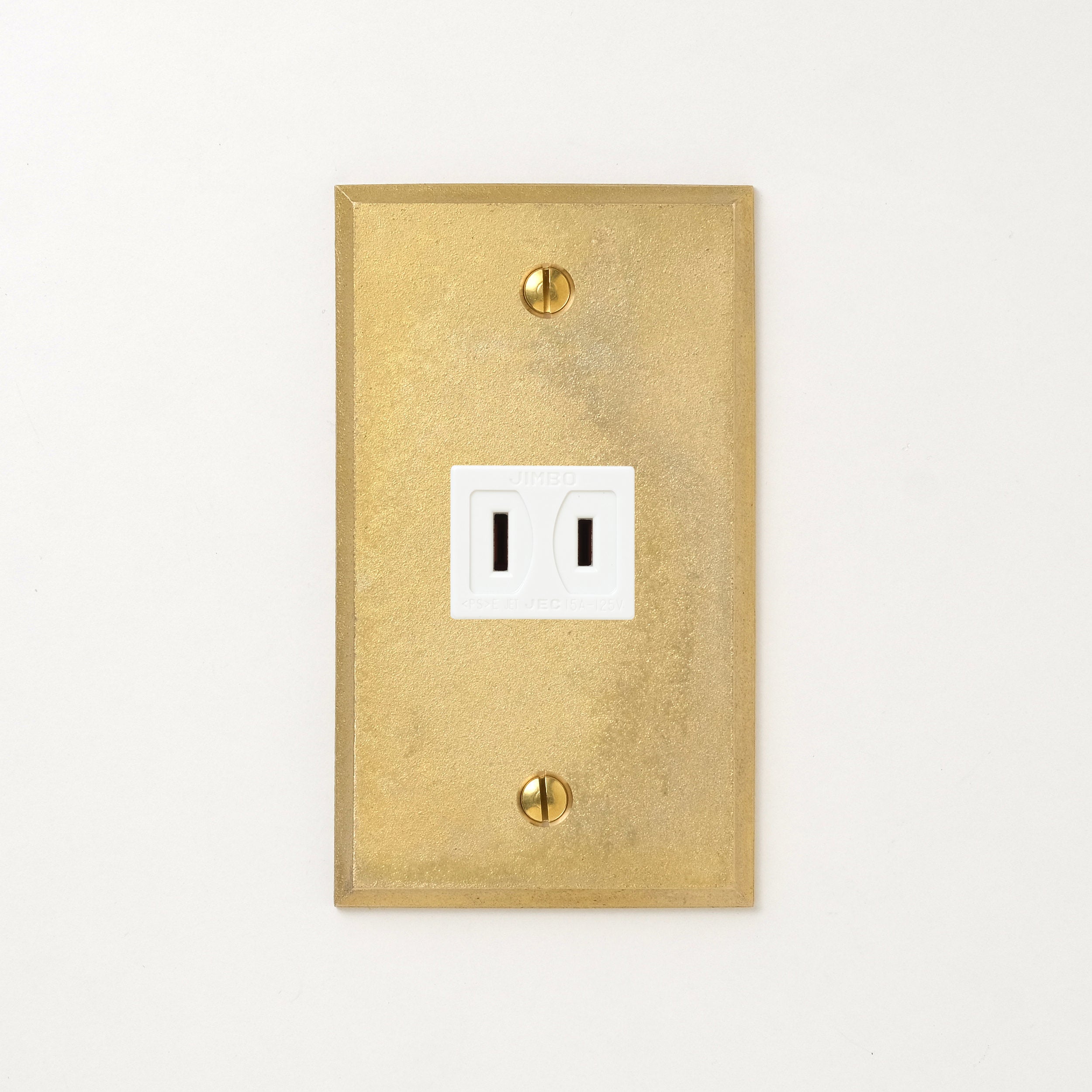 真鍮鋳造プレート（鋳肌） <br>+ NK 埋込コンセント ホワイト