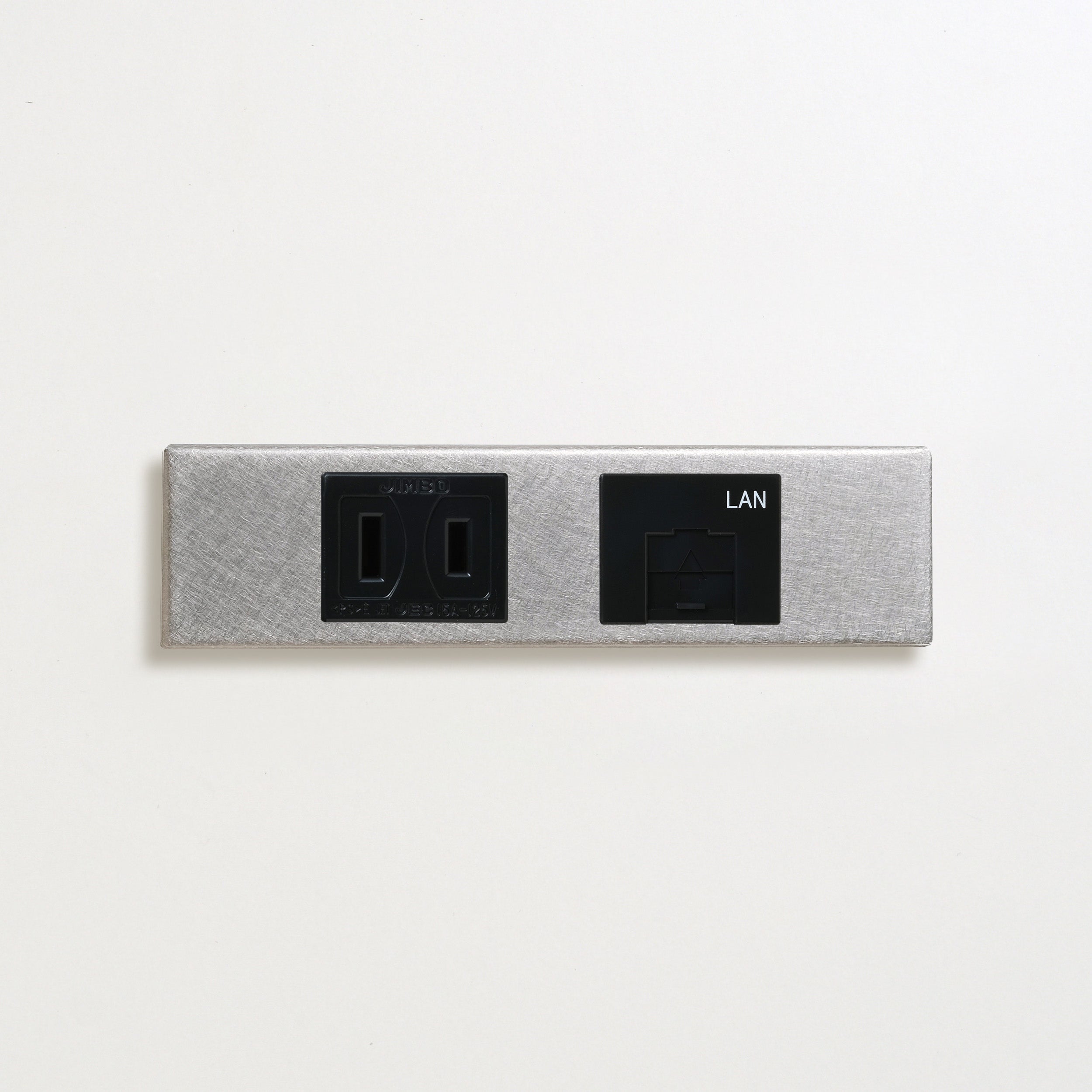 ステンレス（バイブレーション）家具用プレート<br>+ NK 埋込コンセント ブラック <br>+ NK 埋込モジュラジャック8極8心 ブラック