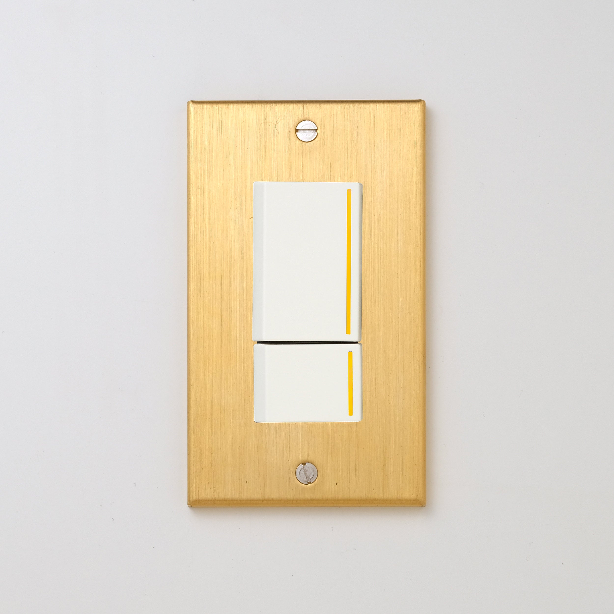 真鍮（ヘアライン） プレート <br>+ NK 片切、3路チェックランプ（オレンジ）スイッチダブル（上段大）  ホワイト