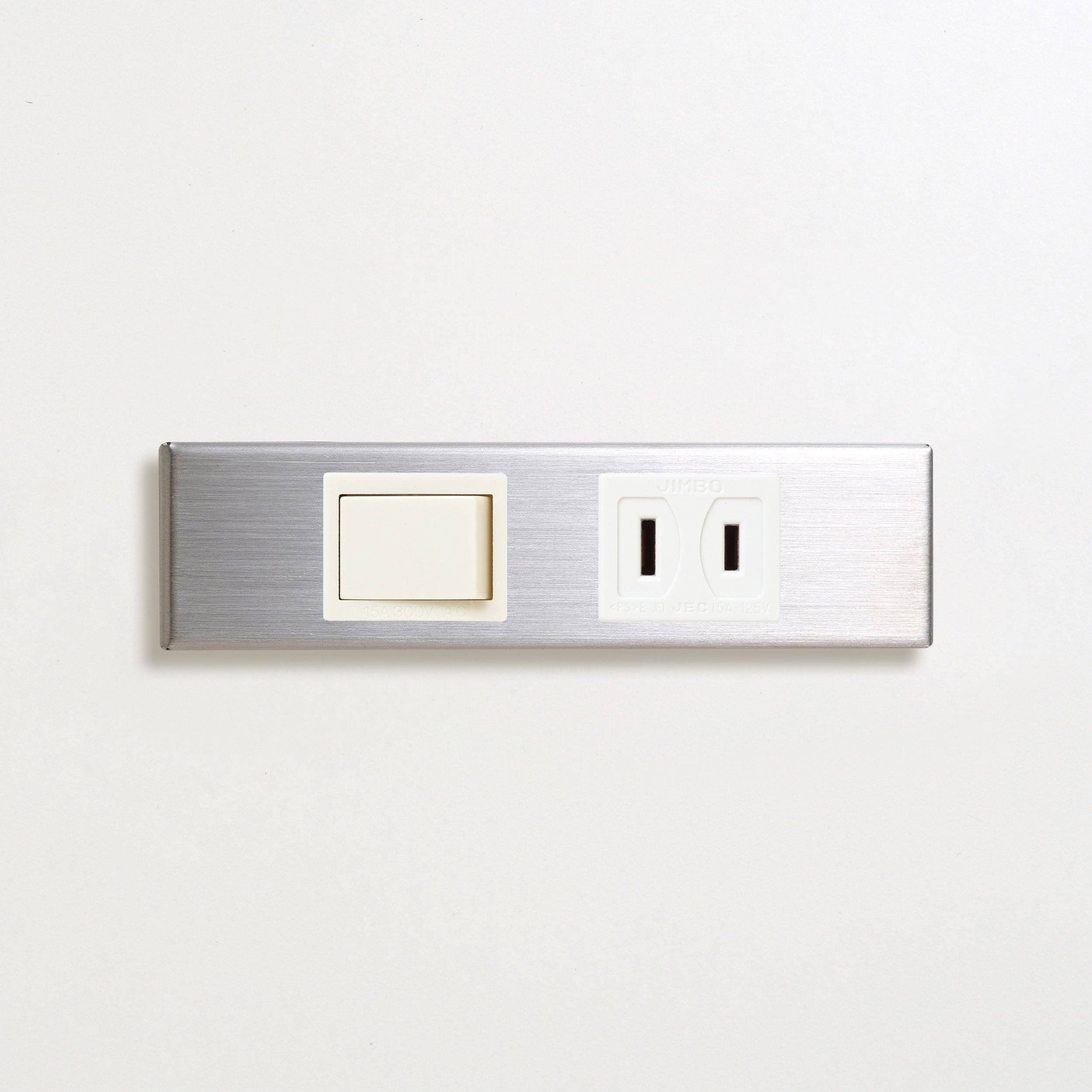 ステンレス（ヘアライン） 家具用プレート<br>+ パナソニック 埋込スイッチ シングル ホワイト <br>+ NK 埋込コンセント ホワイト