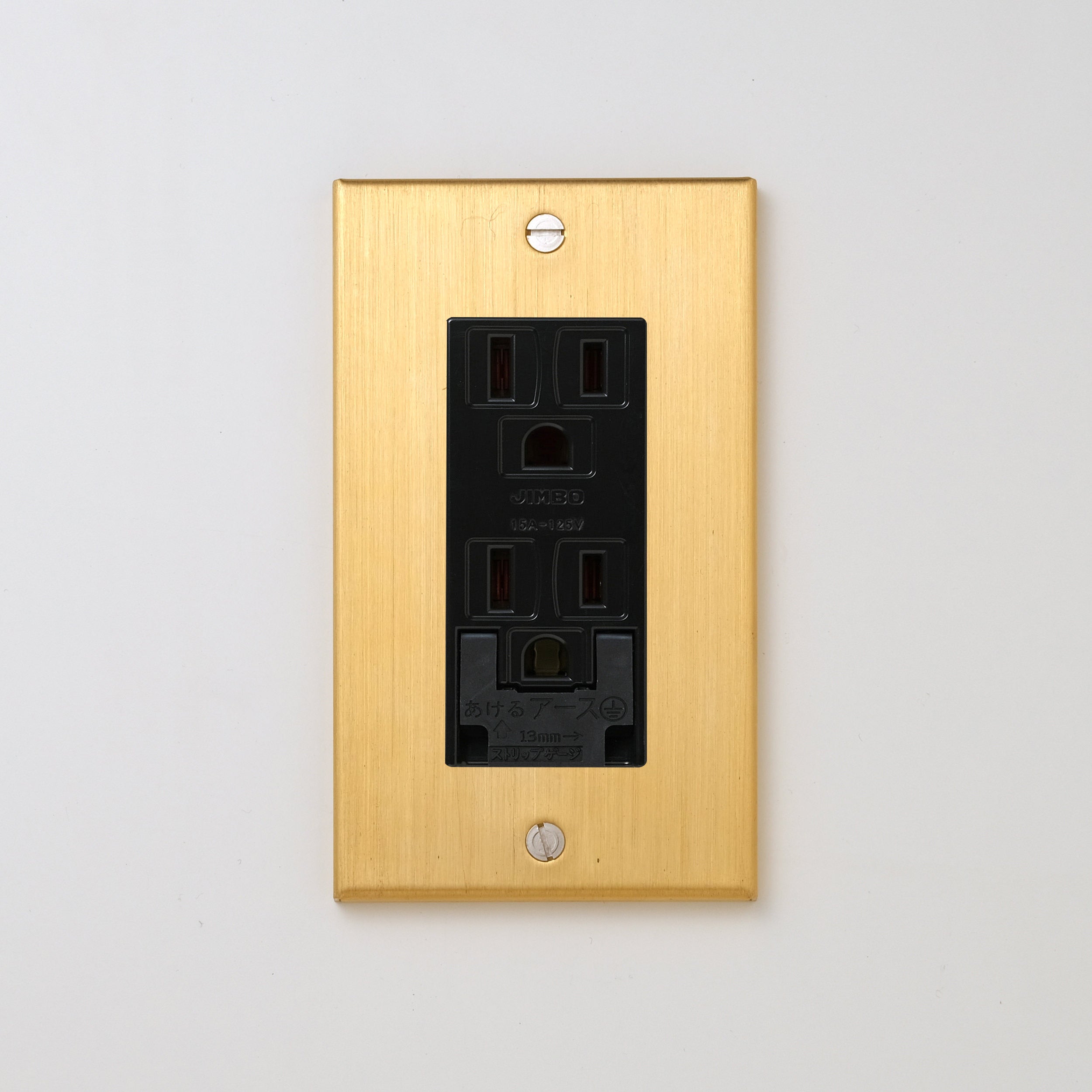 真鍮（ヘアライン） プレート <br>+ NK 埋込アースターミナル付接地ダブルコンセント　ブラック