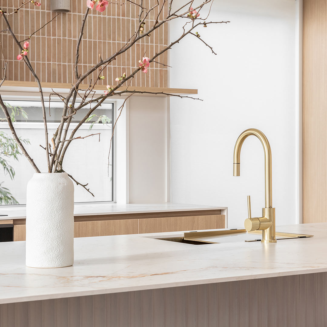 エリシアン・台付1穴 キッチン用混合水栓　ハンドシャワータイプ 真鍮