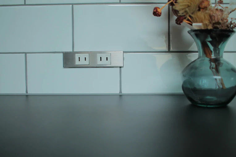 コンセンティック ステンレスヘアライン 家具用プレート２口用  